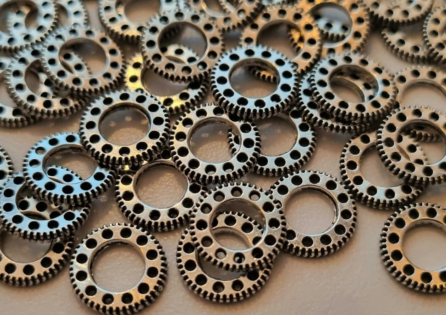 60 st kugghjul i steampunk, kuggar, gears minikugghjul (silverfärgade, 10 mm)