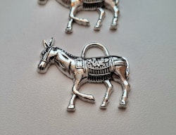 2 st silverfärgade Åsnor,  berlocker / charms