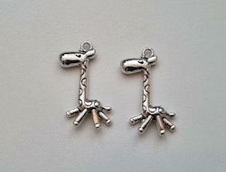 2 st silverfärgade Giraffer, berlocker, charms