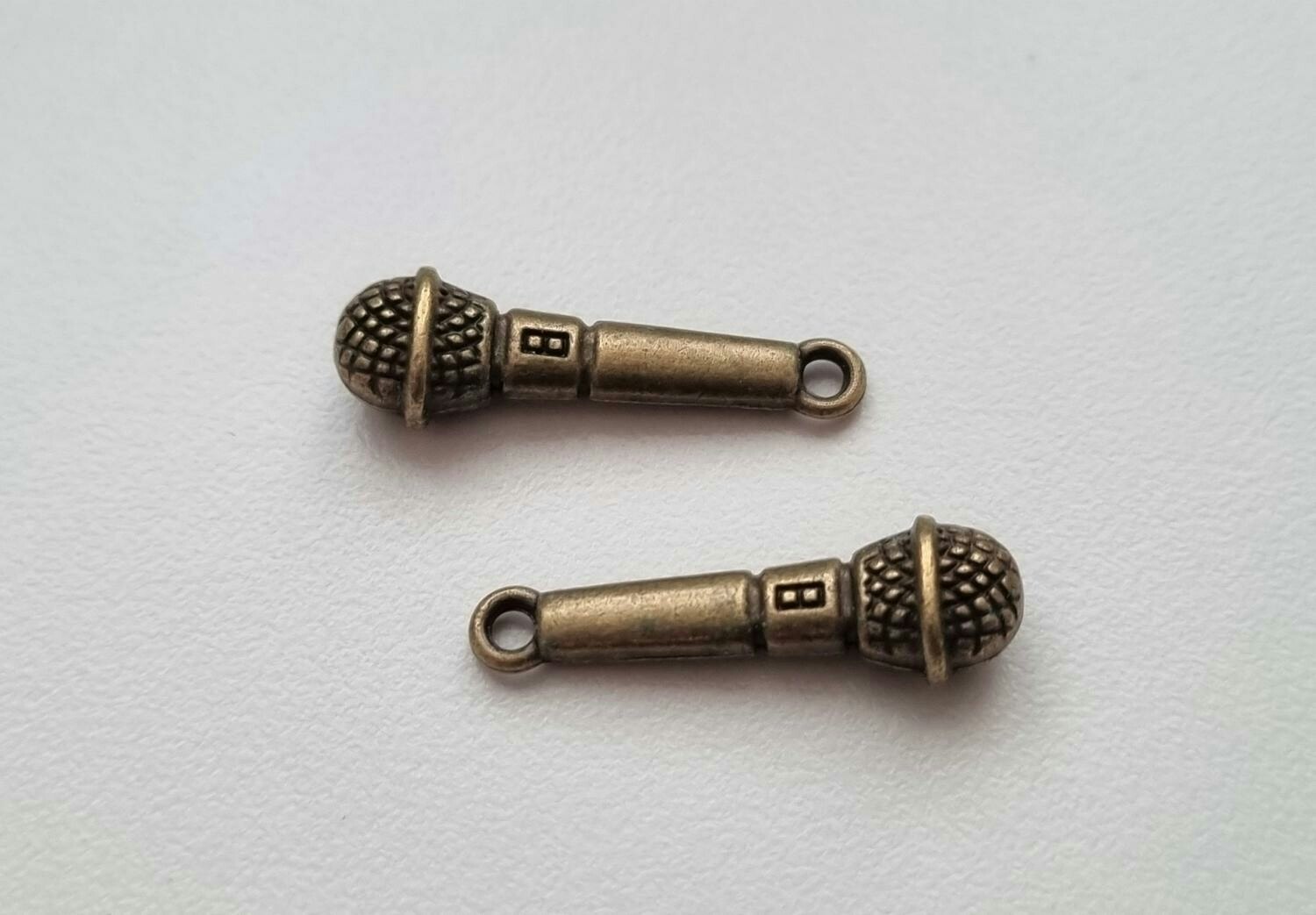 2 st miniatyrer berlocker Mikrofon (bronsfärgade)