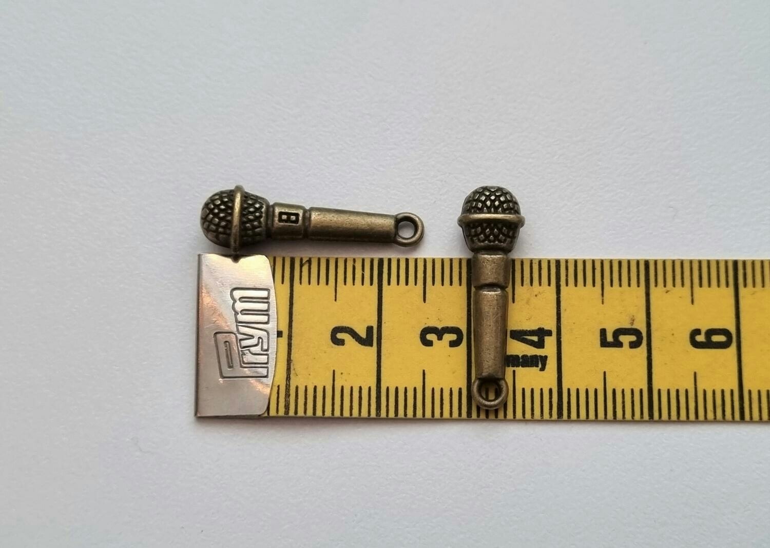 2 st miniatyrer berlocker Mikrofon (bronsfärgade)