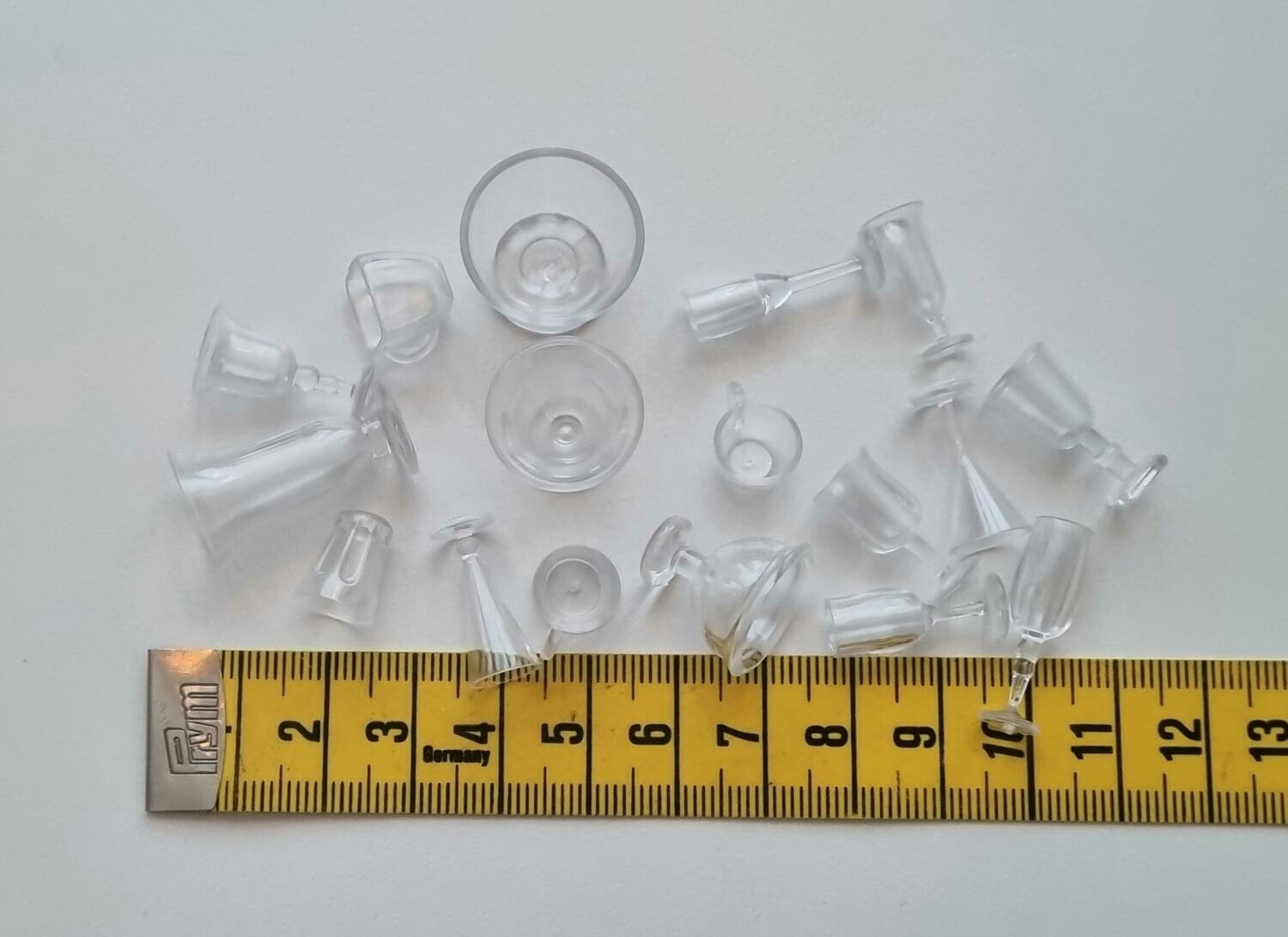 Miniatyrer, 17 st delar till dockskåp / dockhus / tittskåp