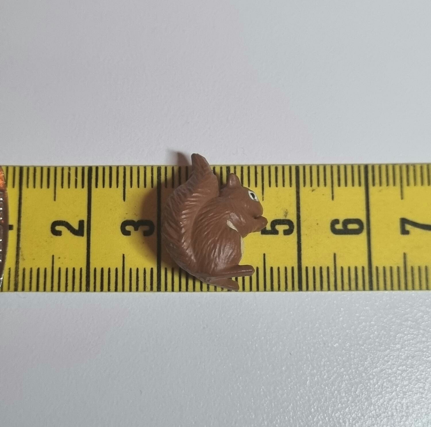 Kylskåpsmagnet Ekorre, miniatyr, minidjur med magnet