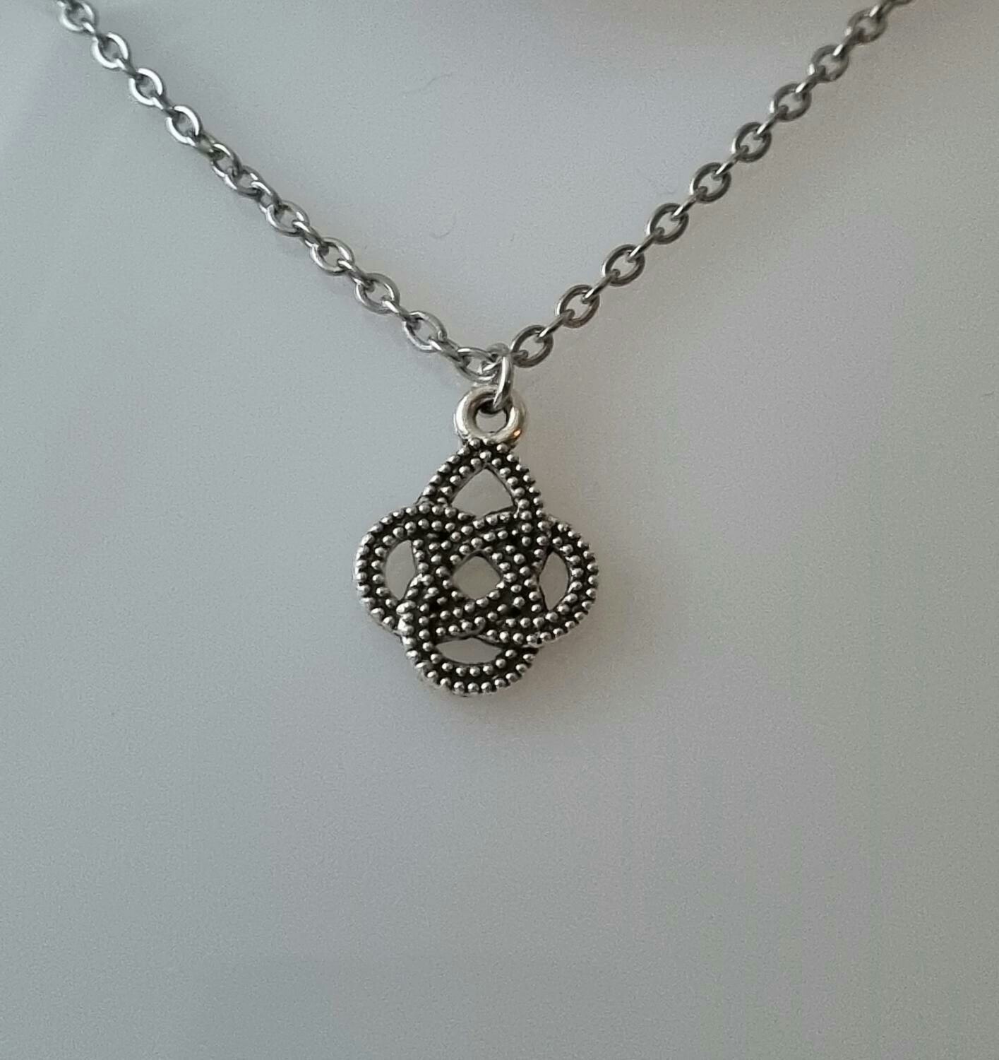 Halsband med en söt berlock / charm