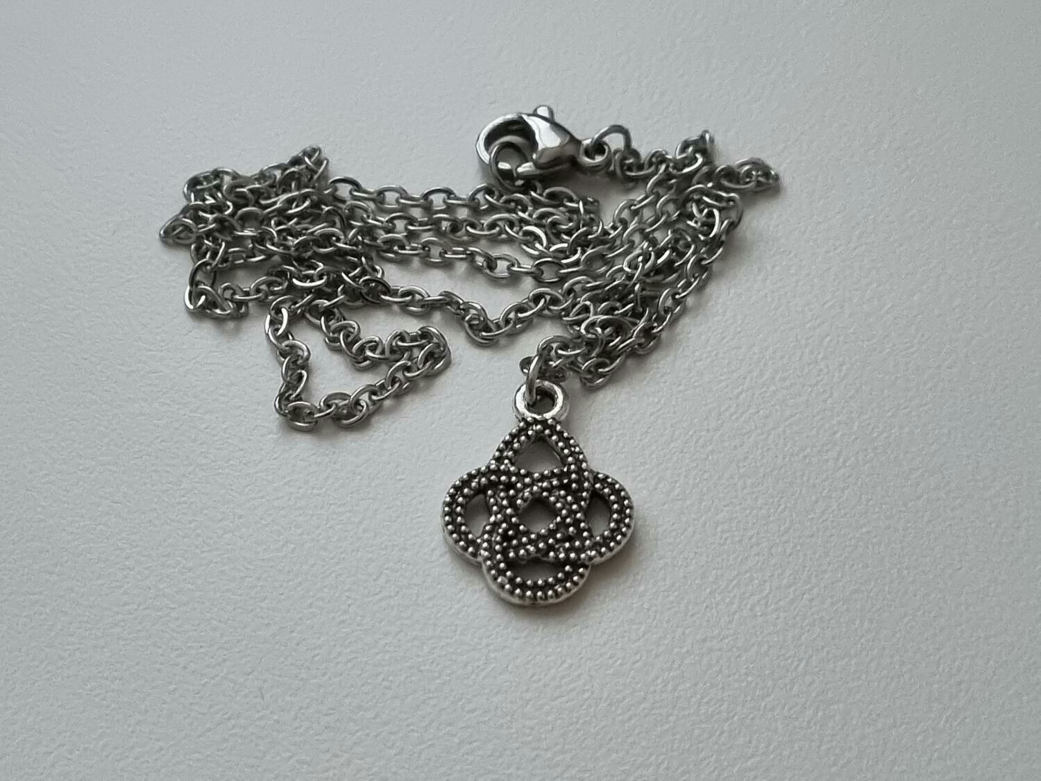Halsband med en söt berlock / charm