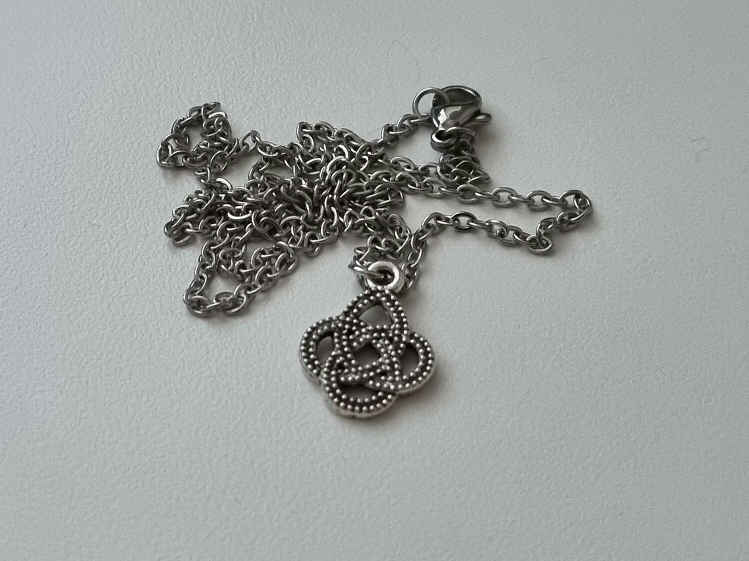 Halsband med en söt berlock / charm
