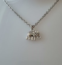 Halsband med en elefant, elefantberlock / charm