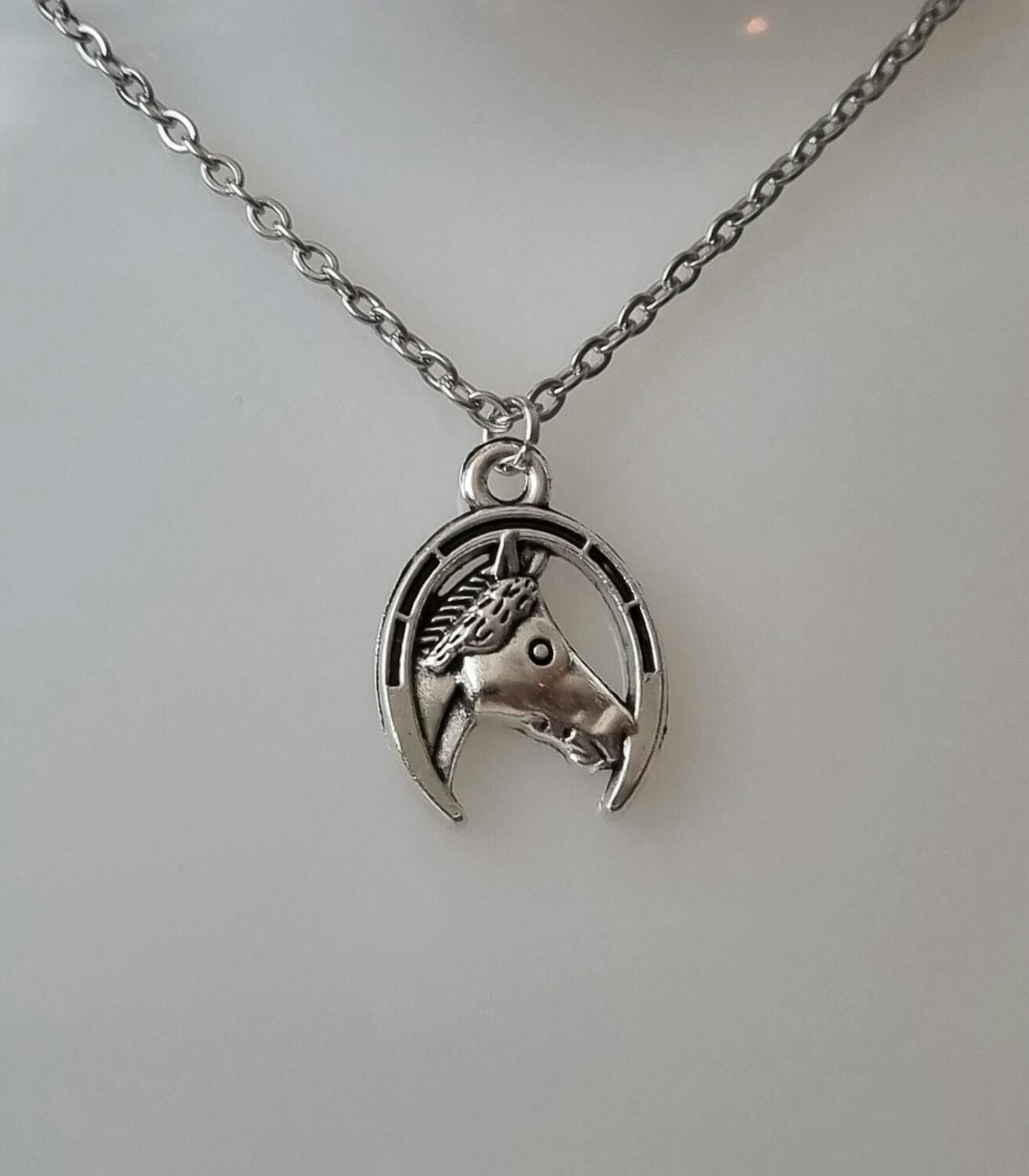 Silverfärgat halsband med en häst i hästsko, berlock / charm - Fyndgren