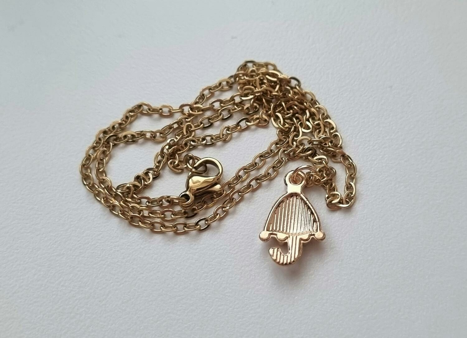Guldfärgat halsband med ett paraply, berlock / charm