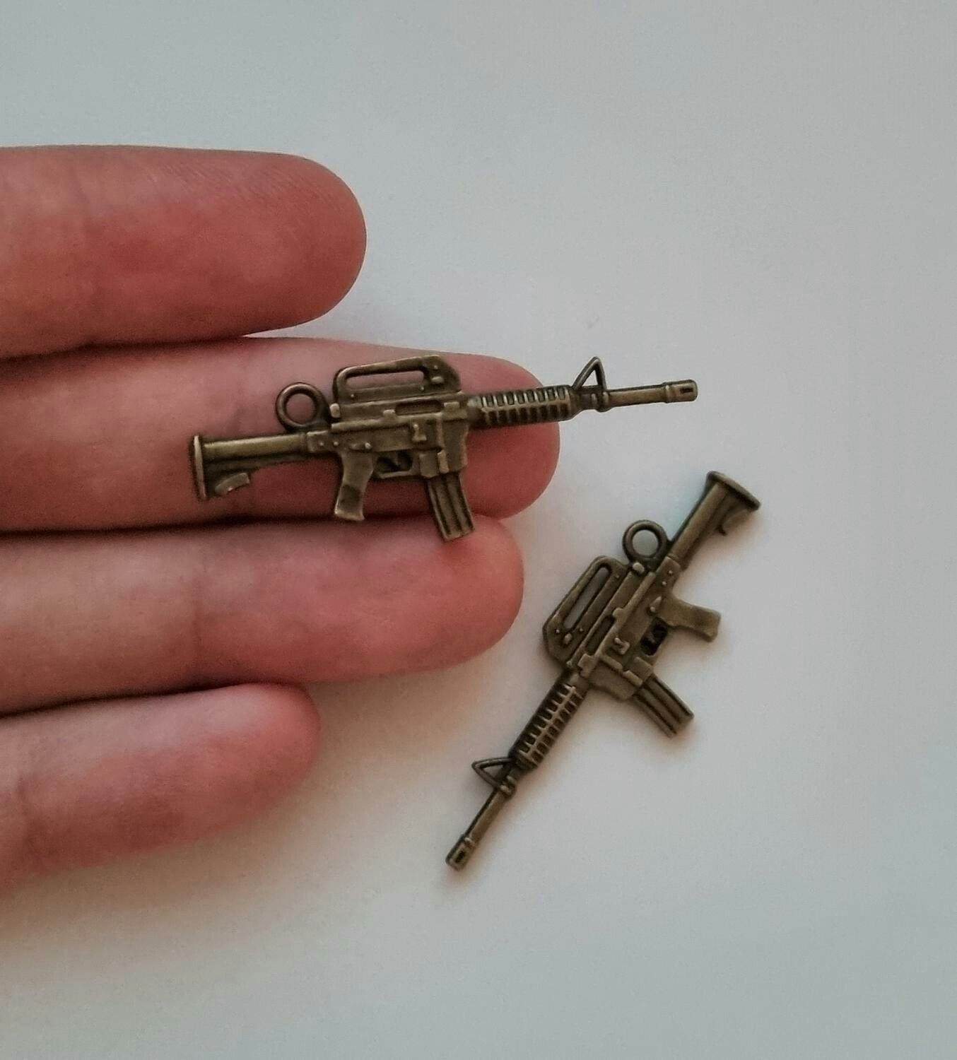 2 st bronsfärgade automatkarbiner, Hängen / berlocker