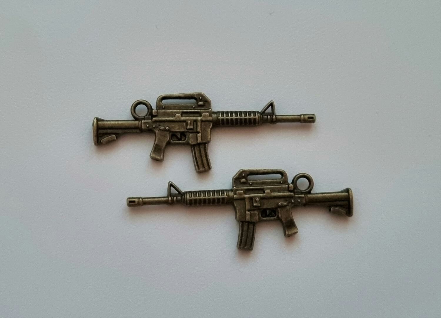 2 st bronsfärgade automatkarbiner, Hängen / berlocker