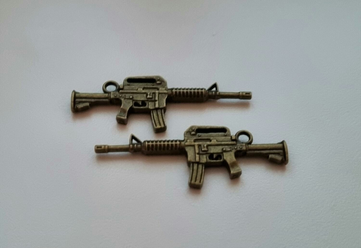 2 st bronsfärgade automatkarbiner, Hängen / berlocker