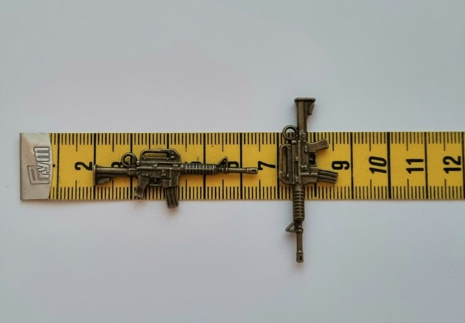 2 st bronsfärgade automatkarbiner, Hängen / berlocker