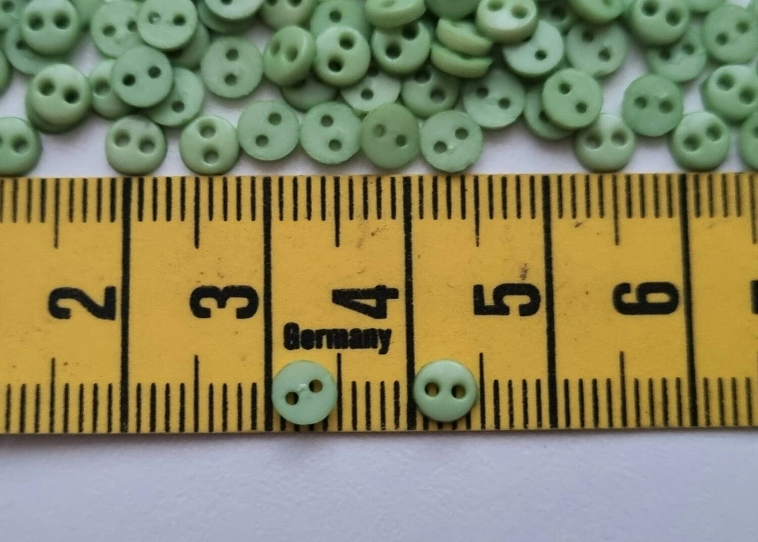 30 st gröna knappar / dockknappar miniatyrer (4 mm)