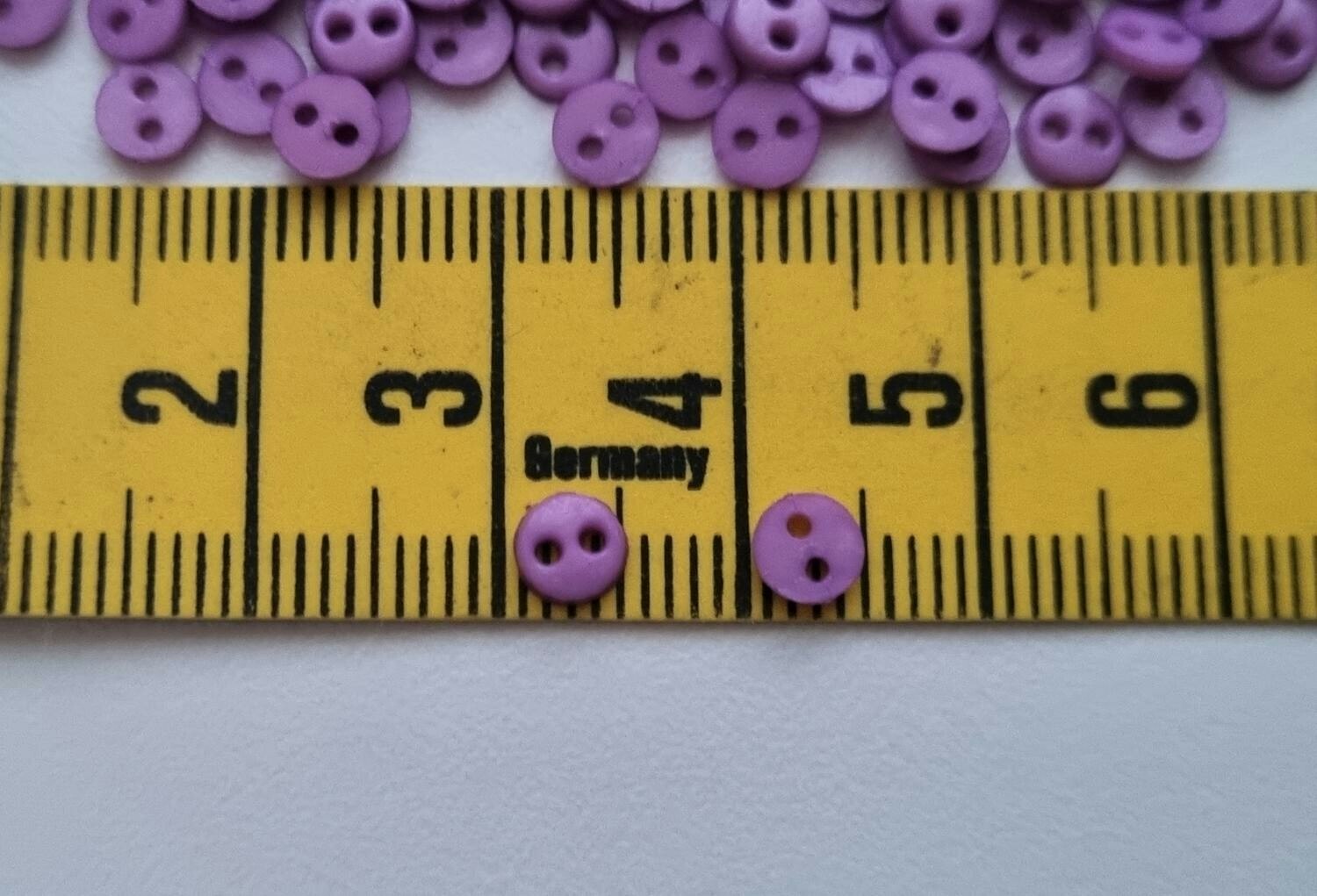 30 st lila knappar / dockknappar miniatyrer (4 mm)