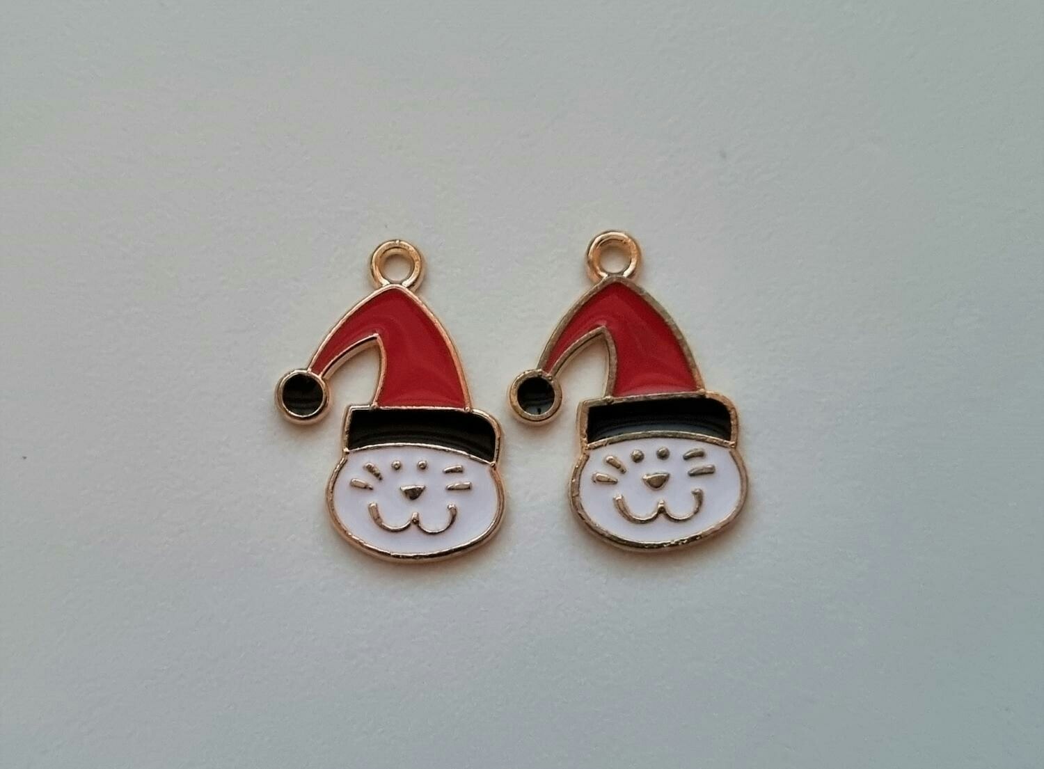 2 st katter med tomtemössa. Hängen / berlocker / charms till jul
