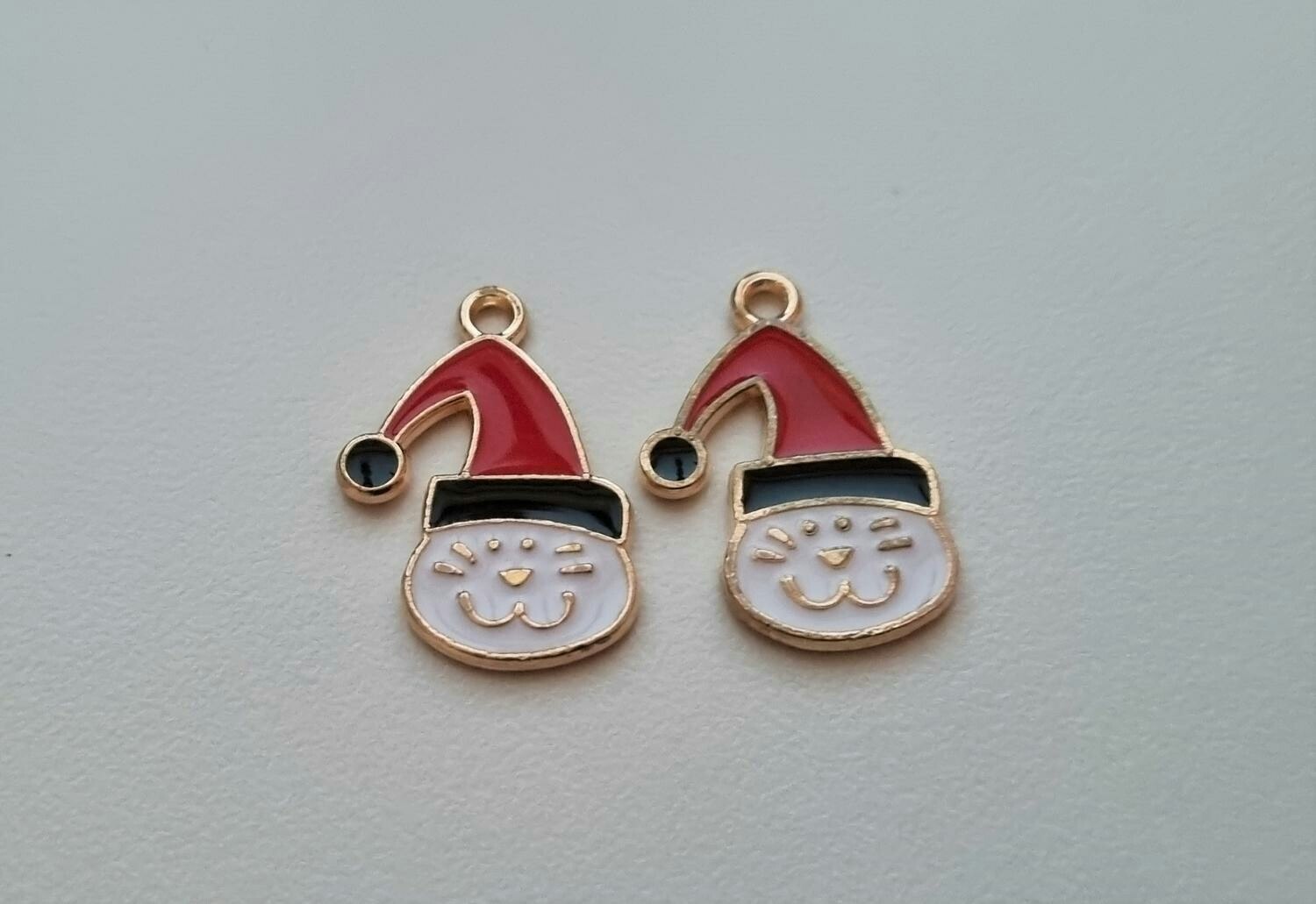 2 st katter med tomtemössa. Hängen / berlocker / charms till jul