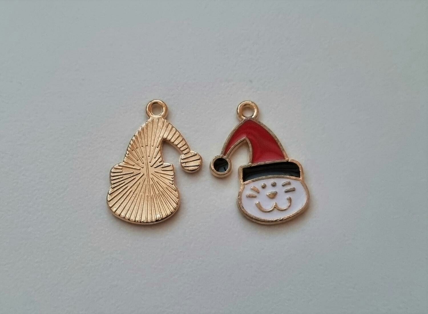 2 st katter med tomtemössa. Hängen / berlocker / charms till jul