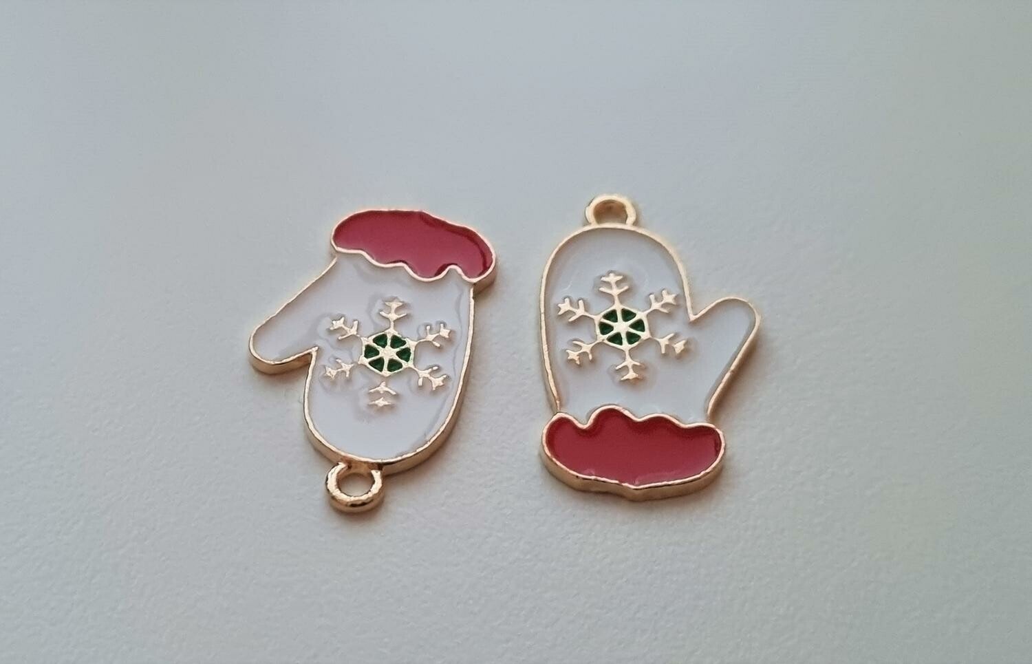 2 st julvantar. Hängen / berlocker / charms till jul
