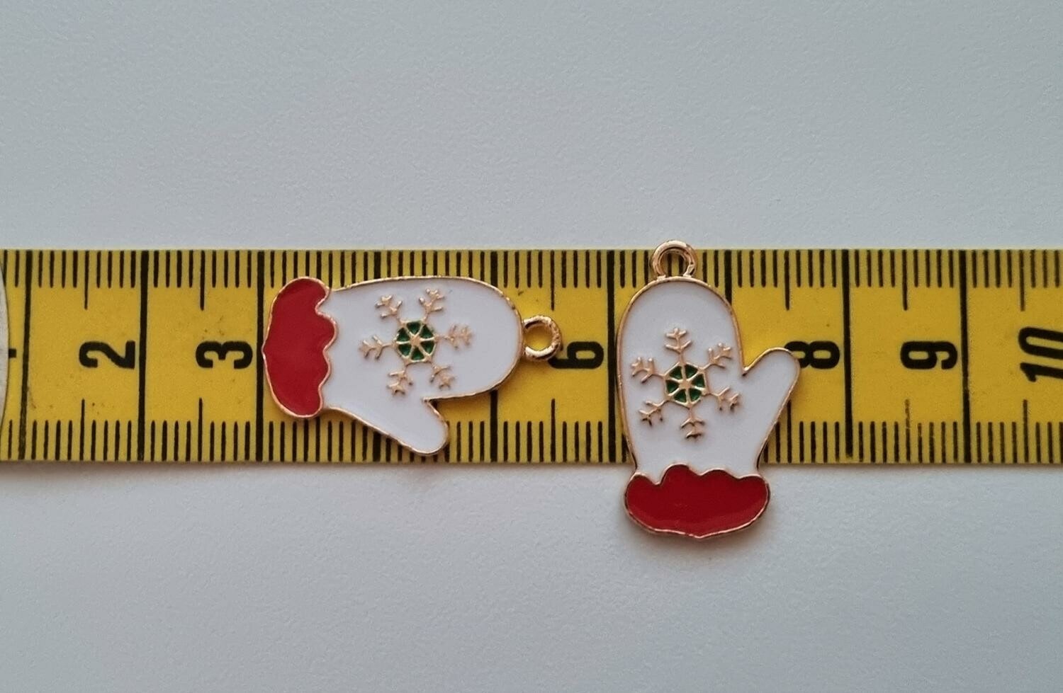 2 st julvantar. Hängen / berlocker / charms till jul