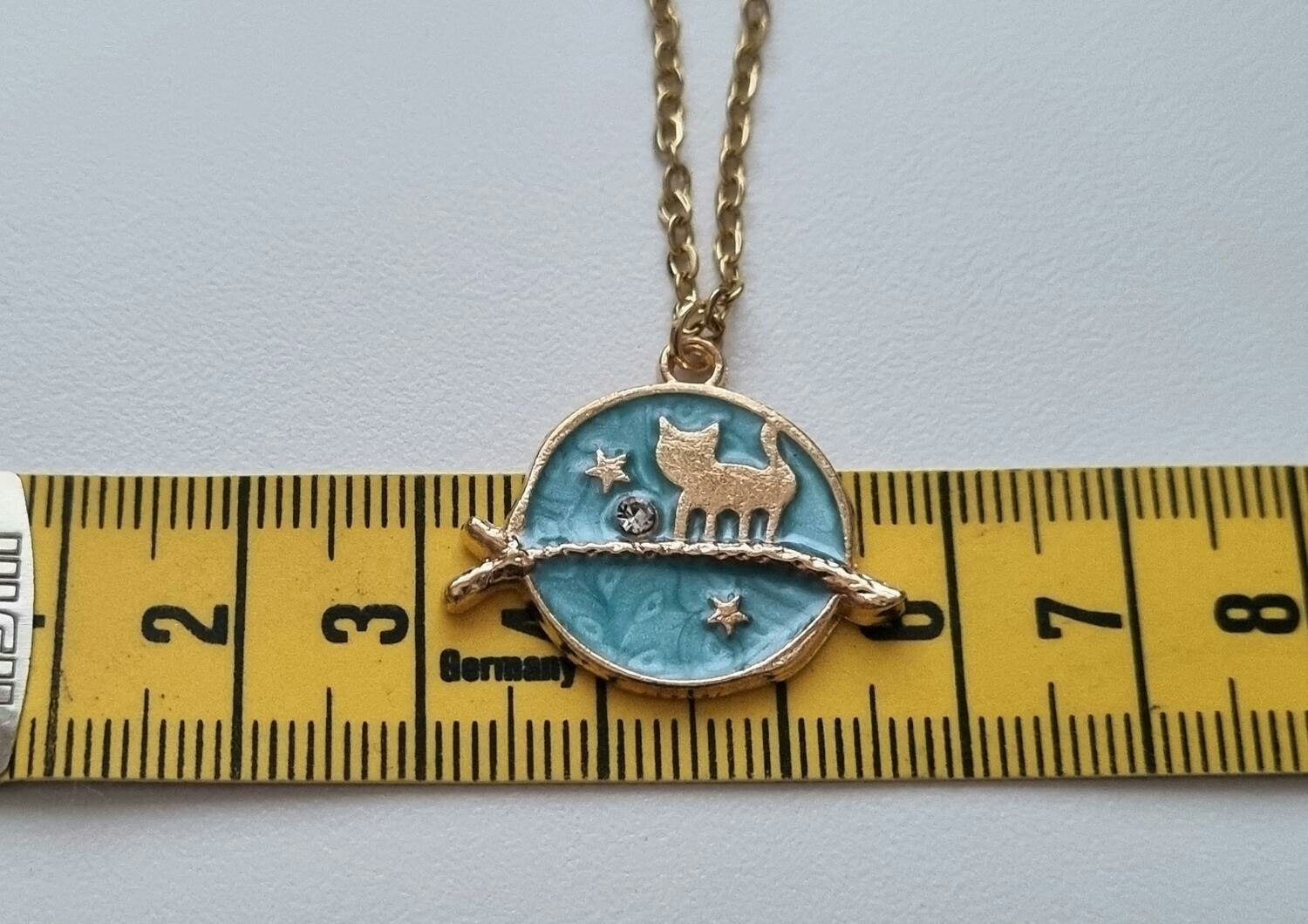 Guldfärgat halsband (50 cm) med en söt blå berlock
