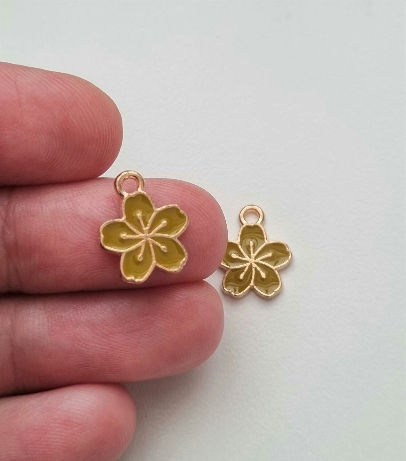 2 st mörkgula blommor, berlocker charms