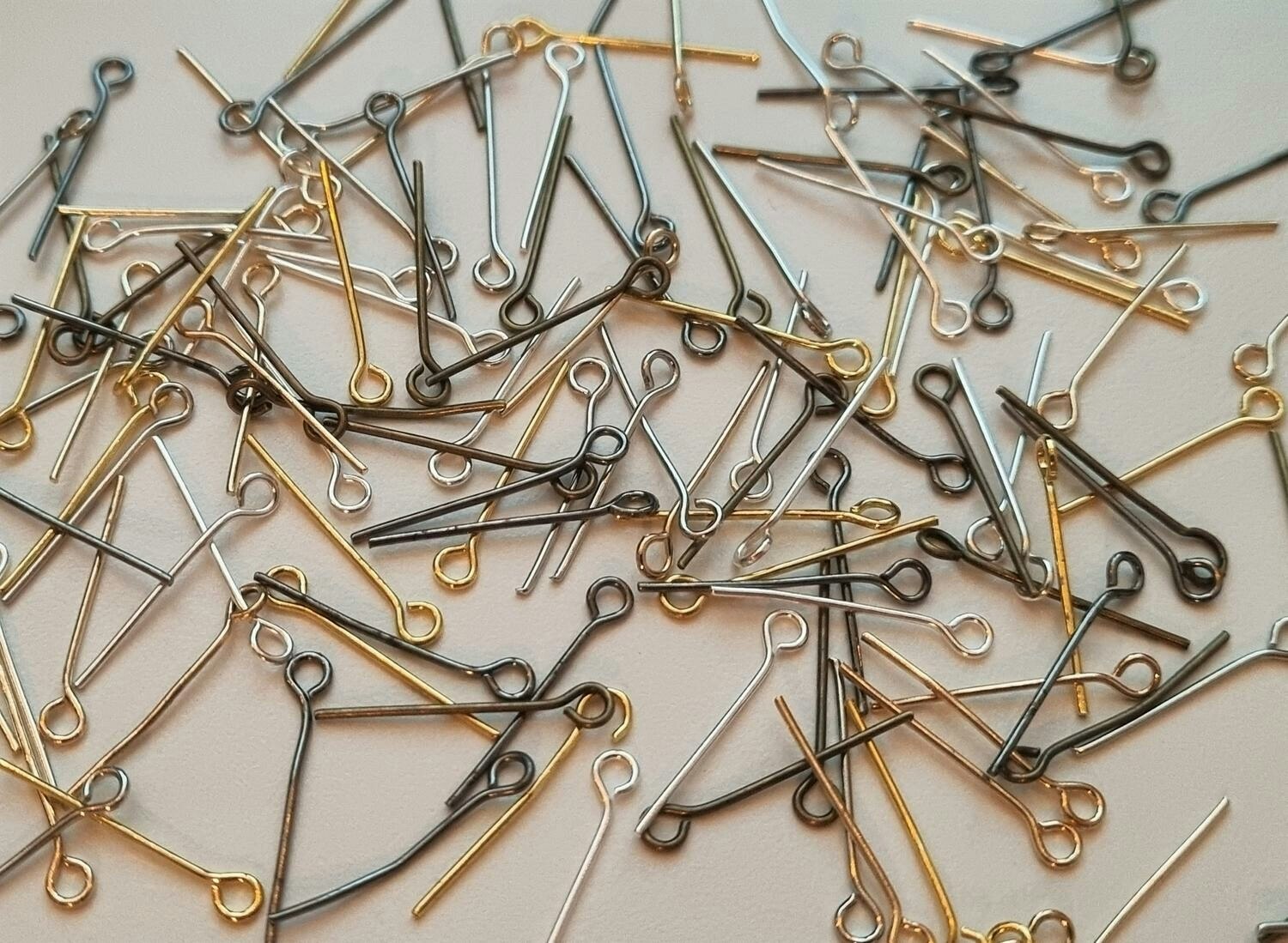 50 st ögelpinnar (20 mm, blandade färger)