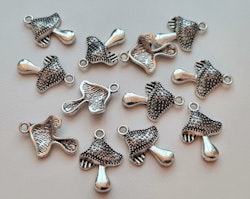 2 st Svampar berlocker / charms (silverfärgade)