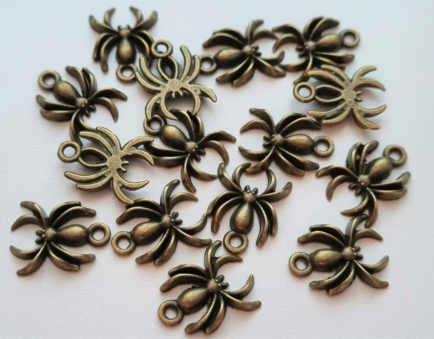 2 st Spindlar berlocker / charms (bronsfärgade)