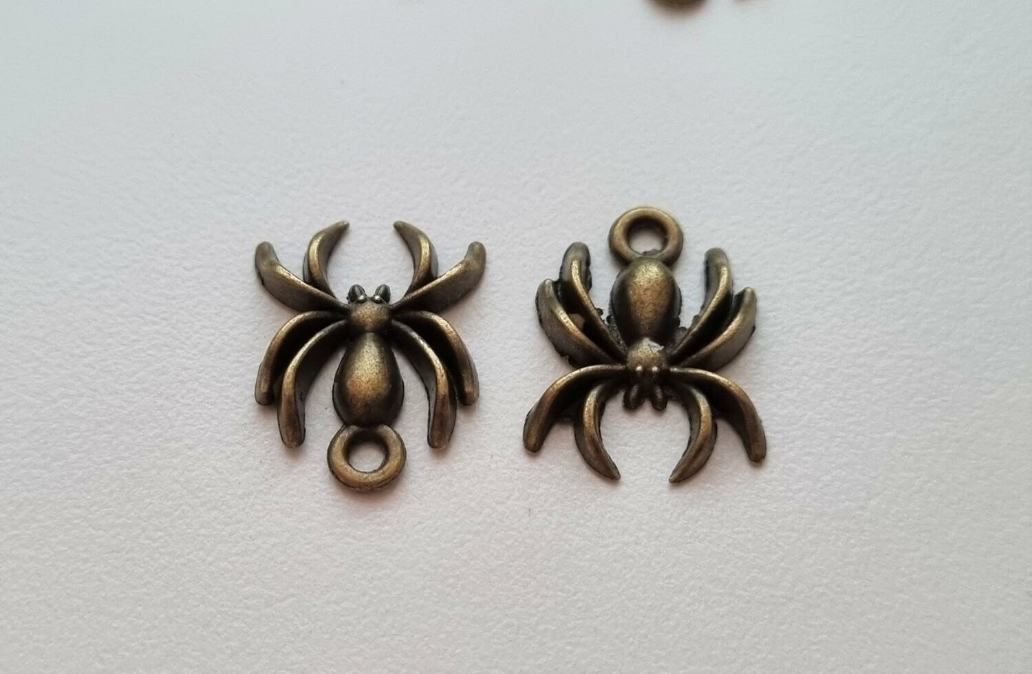 2 st Spindlar berlocker / charms (bronsfärgade)