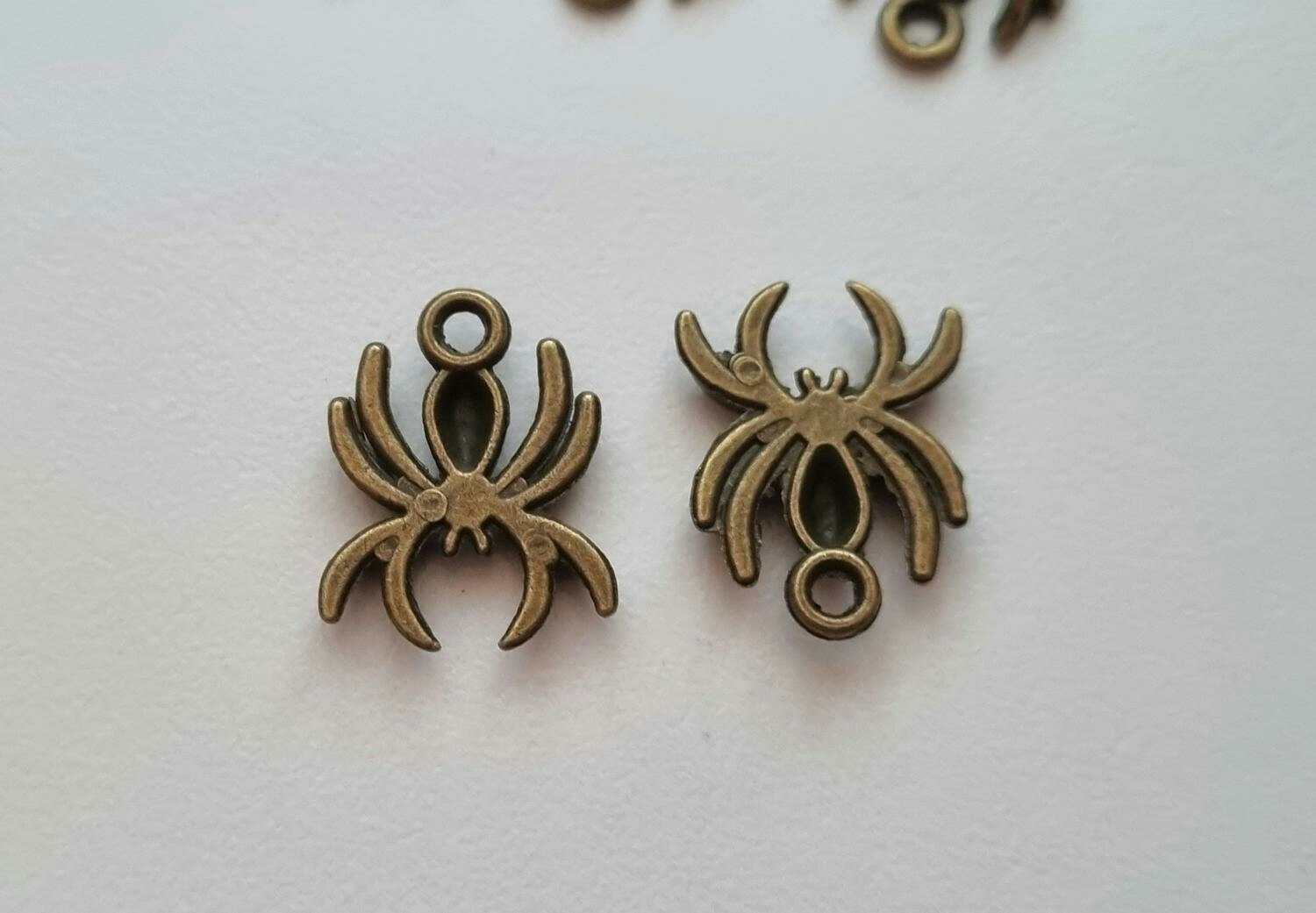 2 st Spindlar berlocker / charms (bronsfärgade)