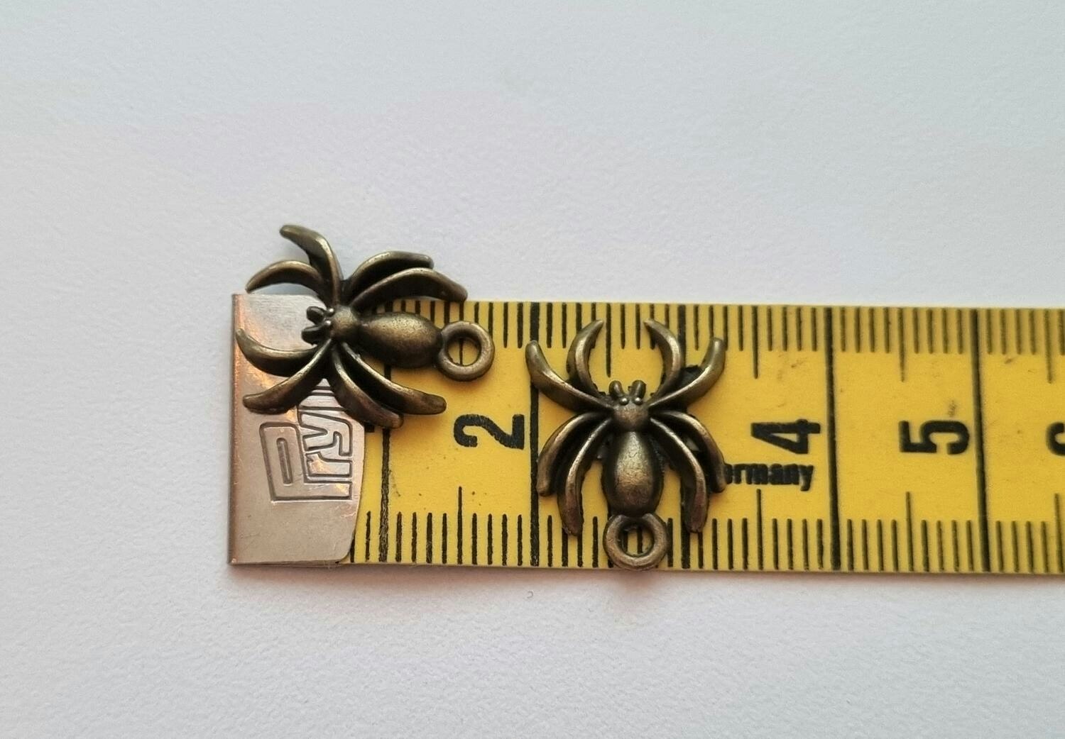 2 st Spindlar berlocker / charms (bronsfärgade)