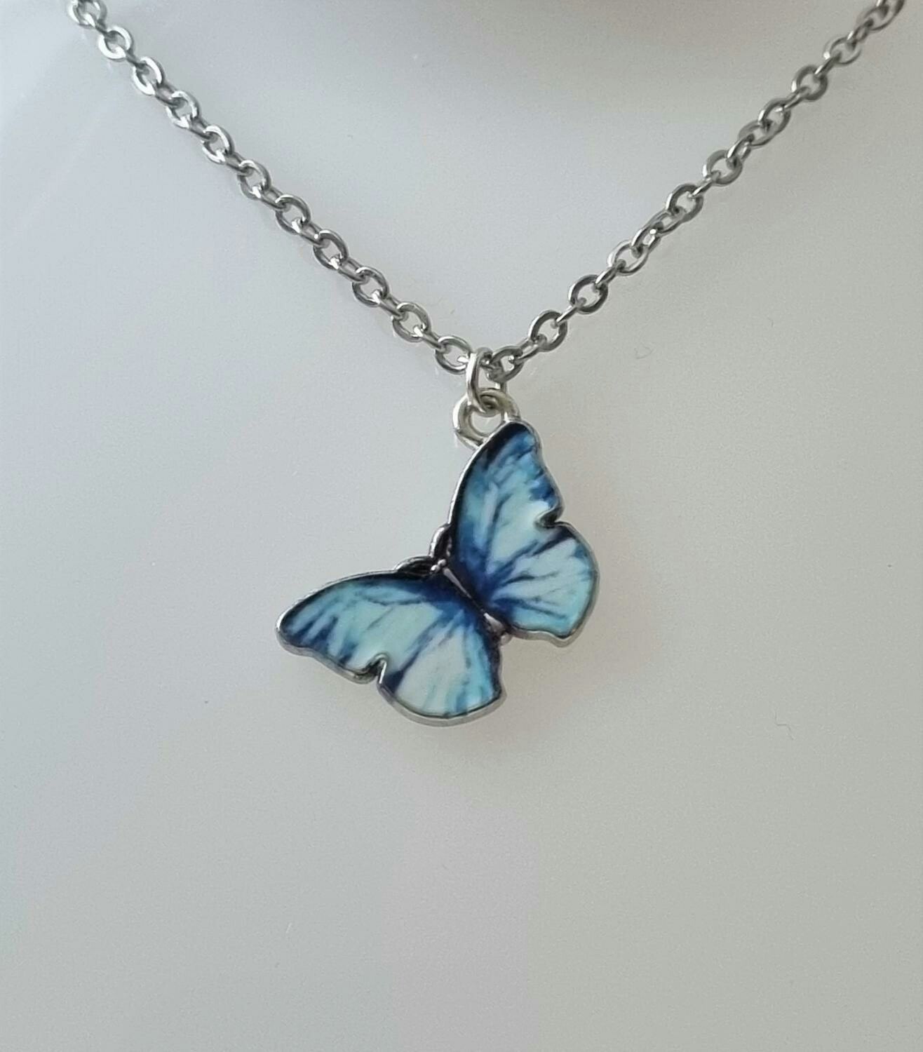 Silverfärger halsband med söt fjäril (50 cm lång kedja, variant 1) -  Fyndgren