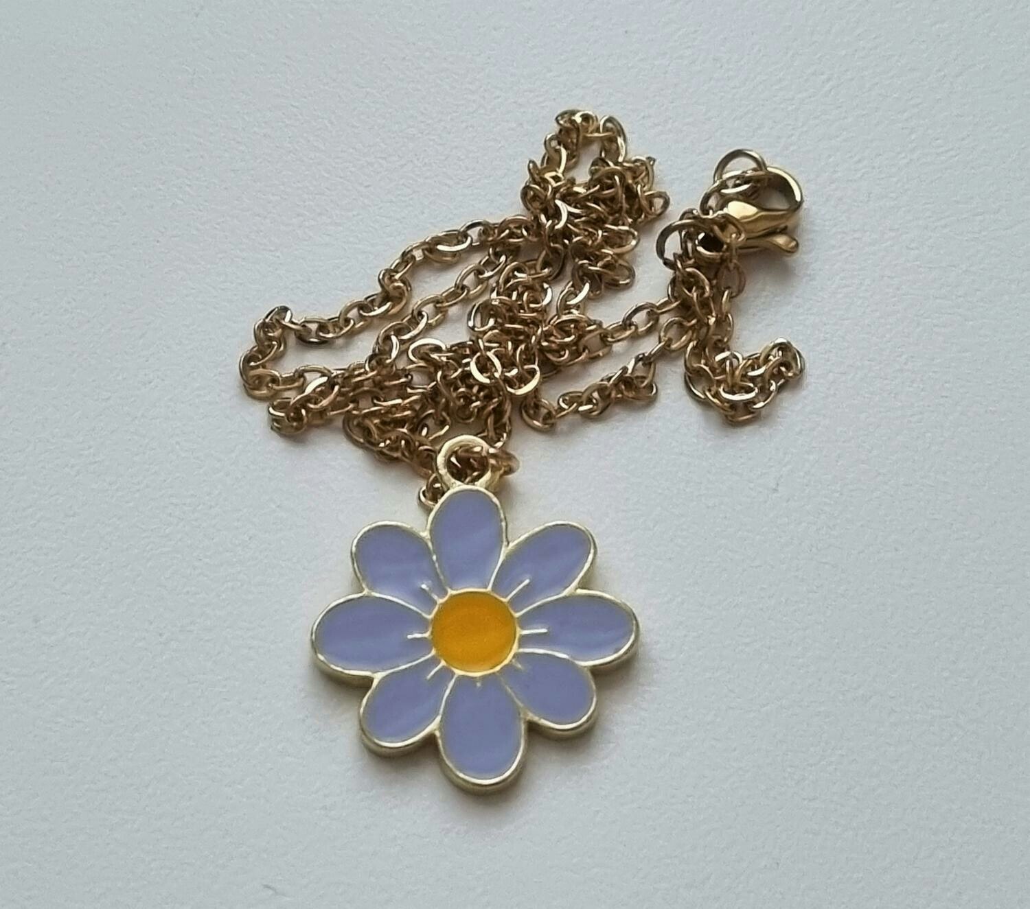 Guldfärgat halsband i rostfritt stål med ljuslila blomma / tusensköna