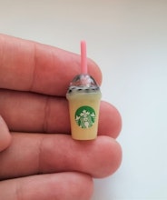 1 st gul iskaffe, frappucino, drinkar - Miniatyr för dockhus, tittskåp