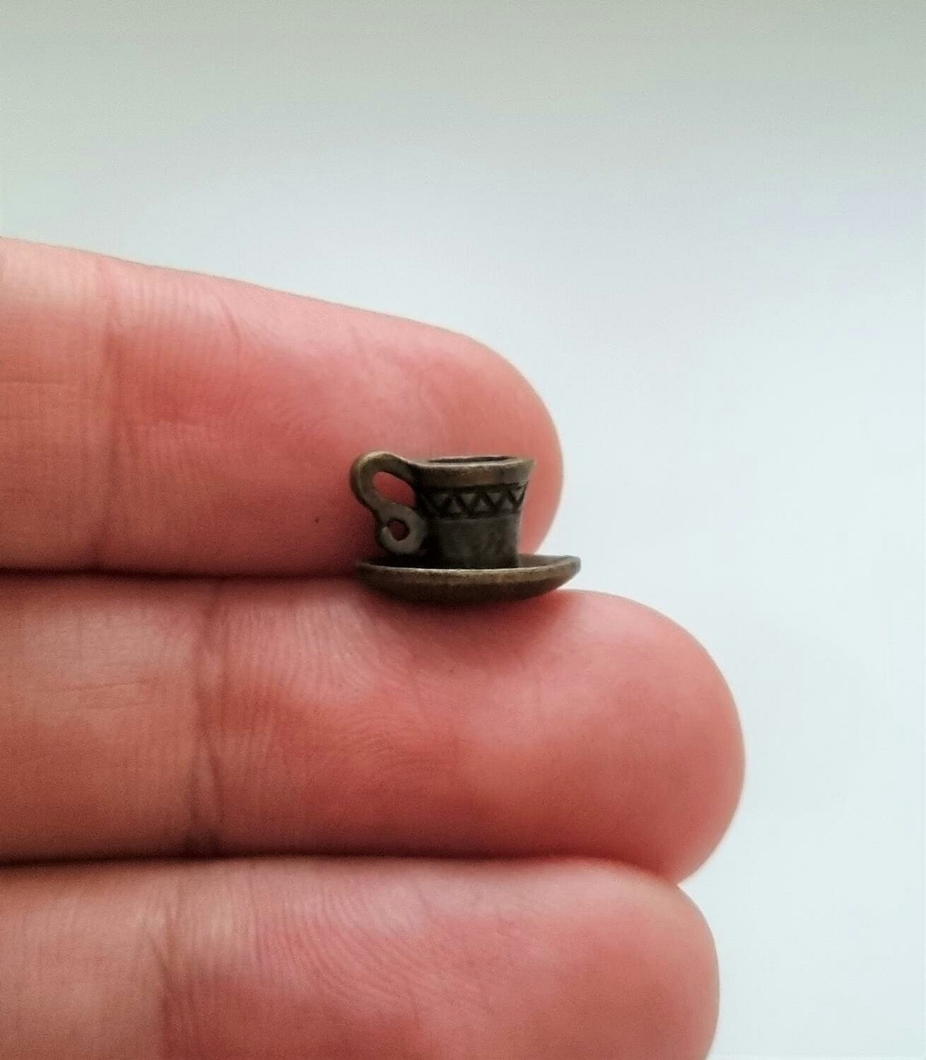 Tekopp på fat. Miniatyr / figurin för dekoration, tittskåp, dockskåp