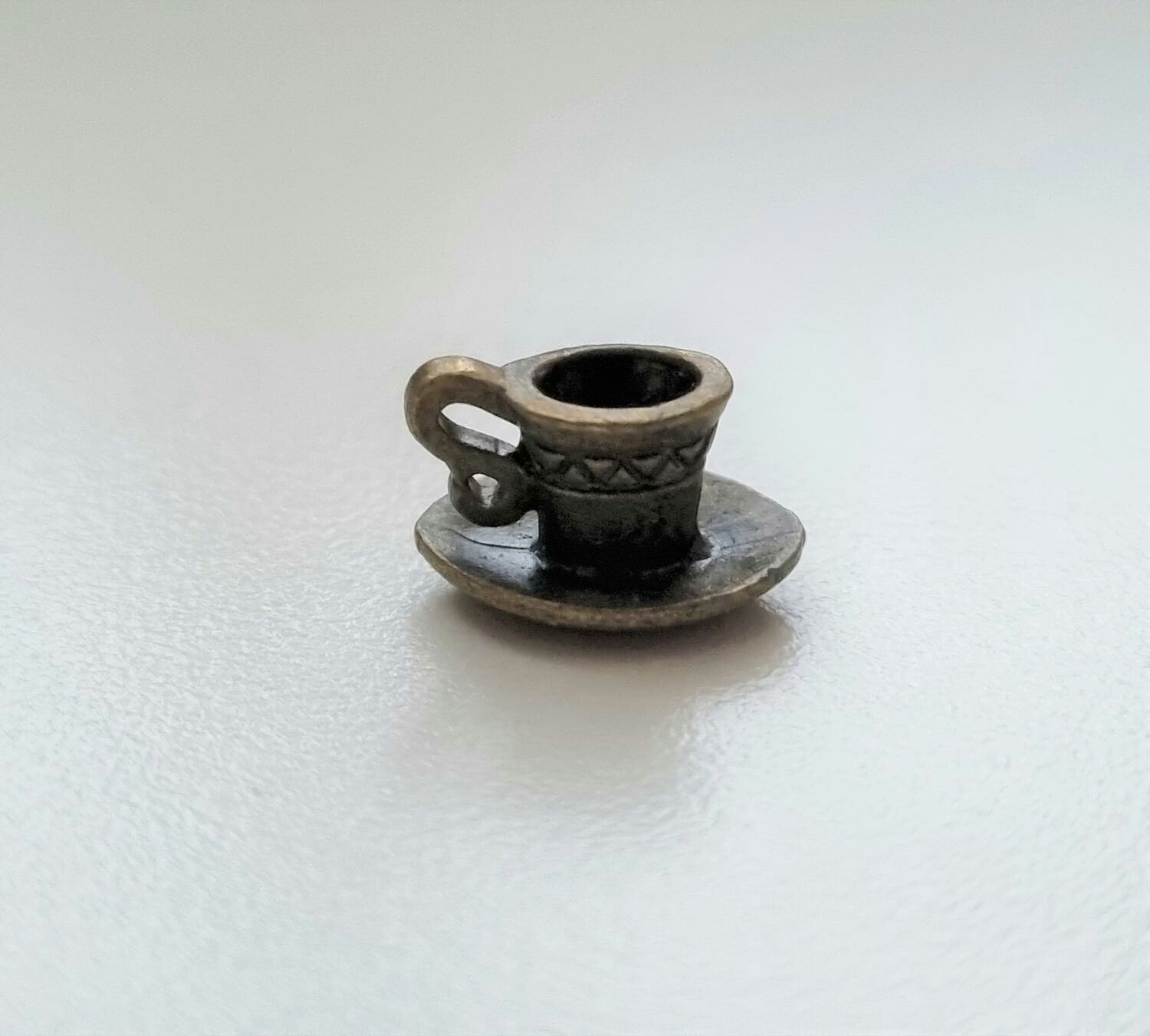 Tekopp på fat. Miniatyr / figurin för dekoration, tittskåp, dockskåp