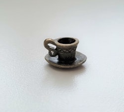 Tekopp på fat. Miniatyr / figurin för dekoration, tittskåp, dockskåp