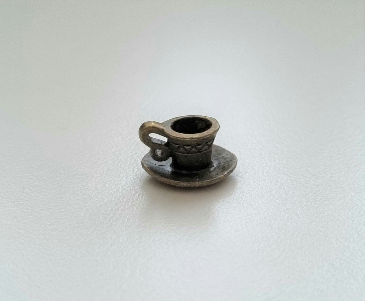 Tekopp på fat. Miniatyr / figurin för dekoration, tittskåp, dockskåp