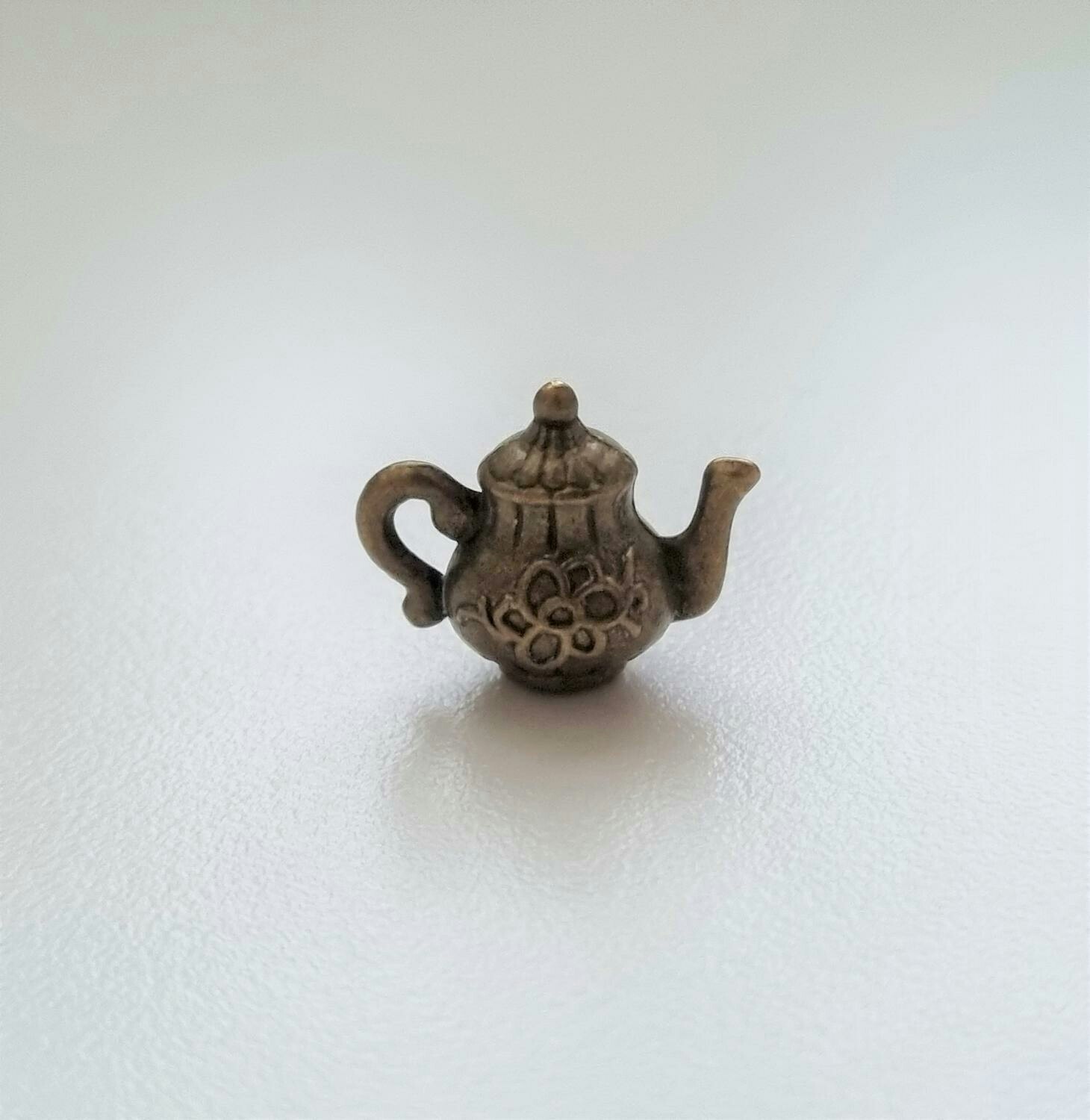 Tekanna / vattenkokare. Miniatyr / figurin för dekoration, tittskåp, dockskåp