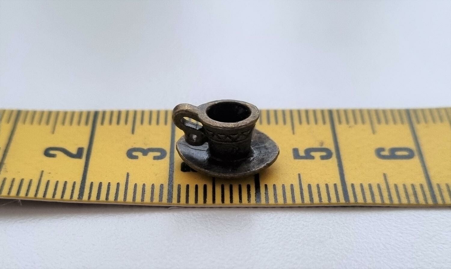 Tekopp på fat. Miniatyr / figurin för dekoration, tittskåp, dockskåp