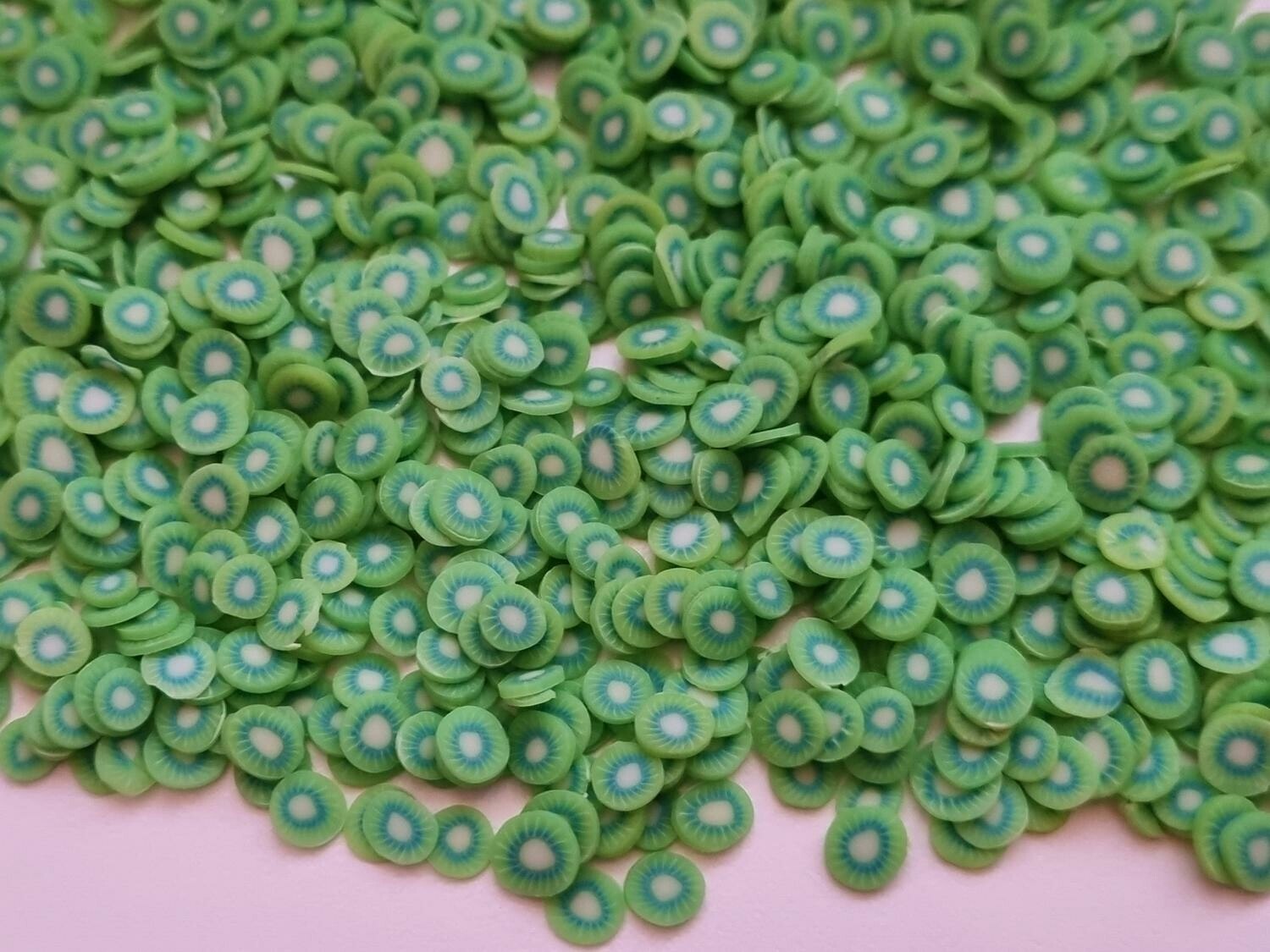 1000 st små frukter (Kiwi) av mjuk lera, polymerlera för scrapbooking