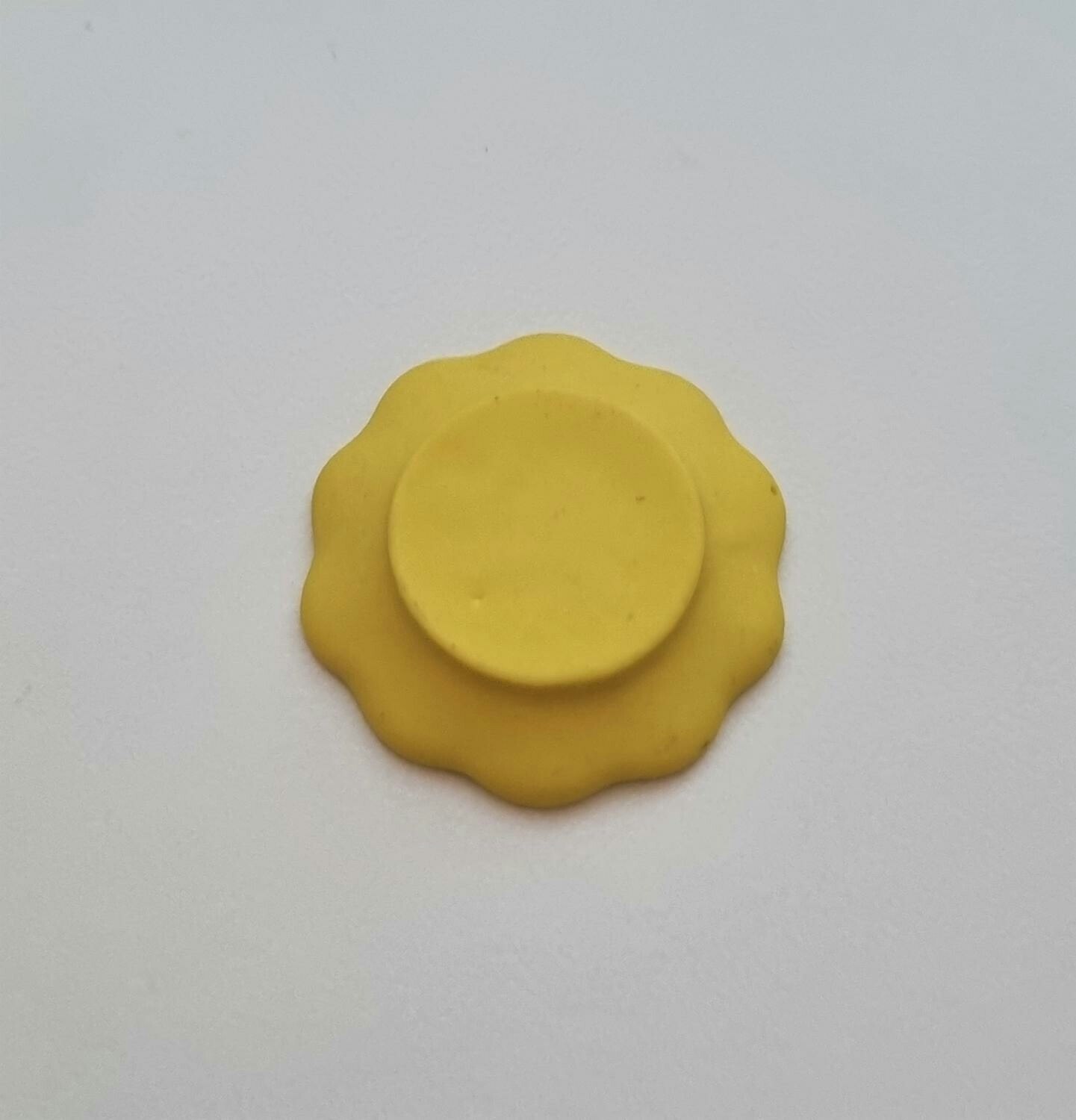 1 st fat / tallrik. Miniatyr för dockskåp, tittskåp (gul)