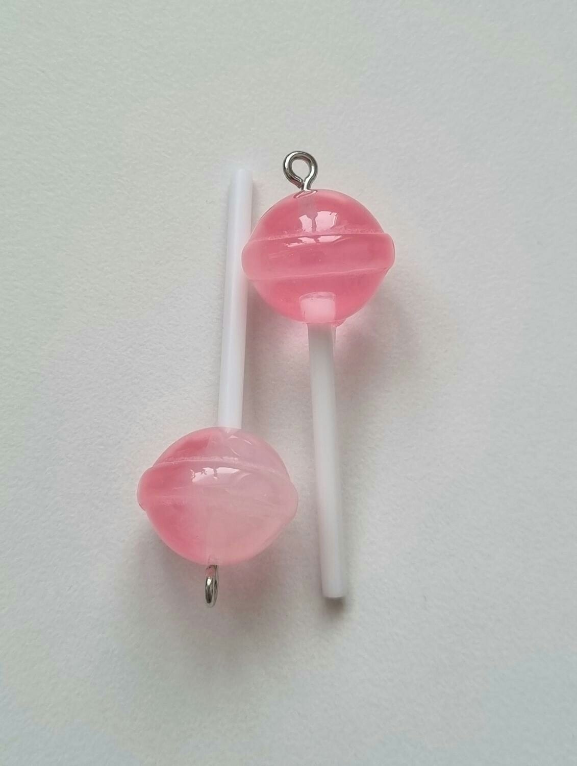 2 st rosa klubbor. Berlocker, hängen, charms
