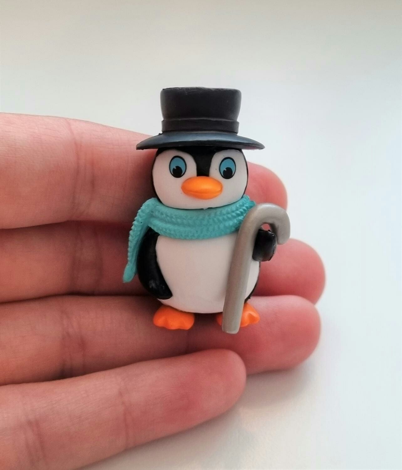 Pingvin med käpp och svart hatt. Miniatyr / figur för dekoration