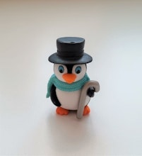 Pingvin med käpp och svart hatt. Miniatyr / figur för dekoration