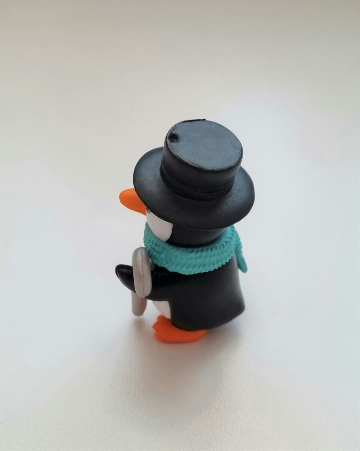 Pingvin med käpp och svart hatt. Miniatyr / figur för dekoration