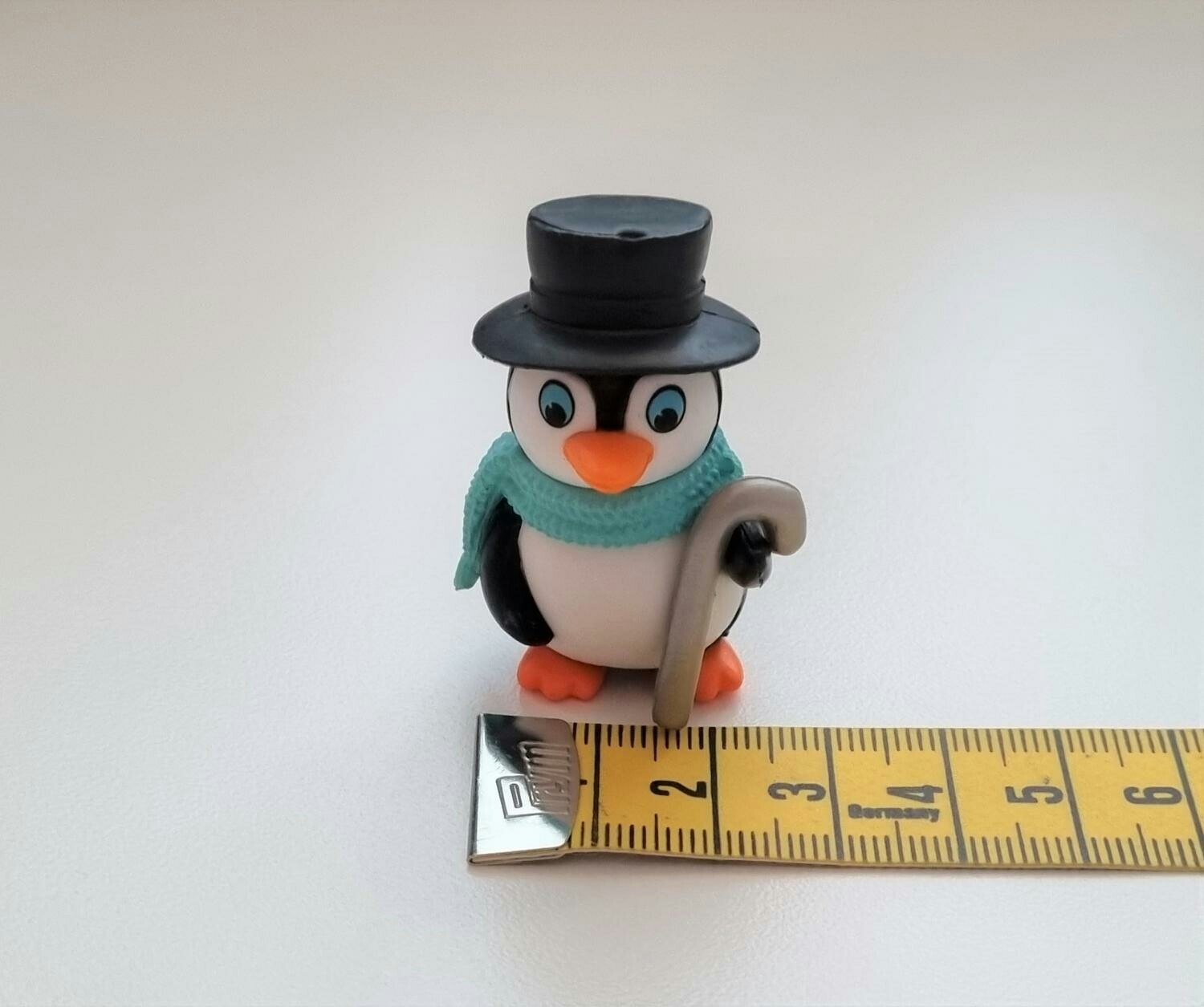 Pingvin med käpp och svart hatt. Miniatyr / figur för dekoration