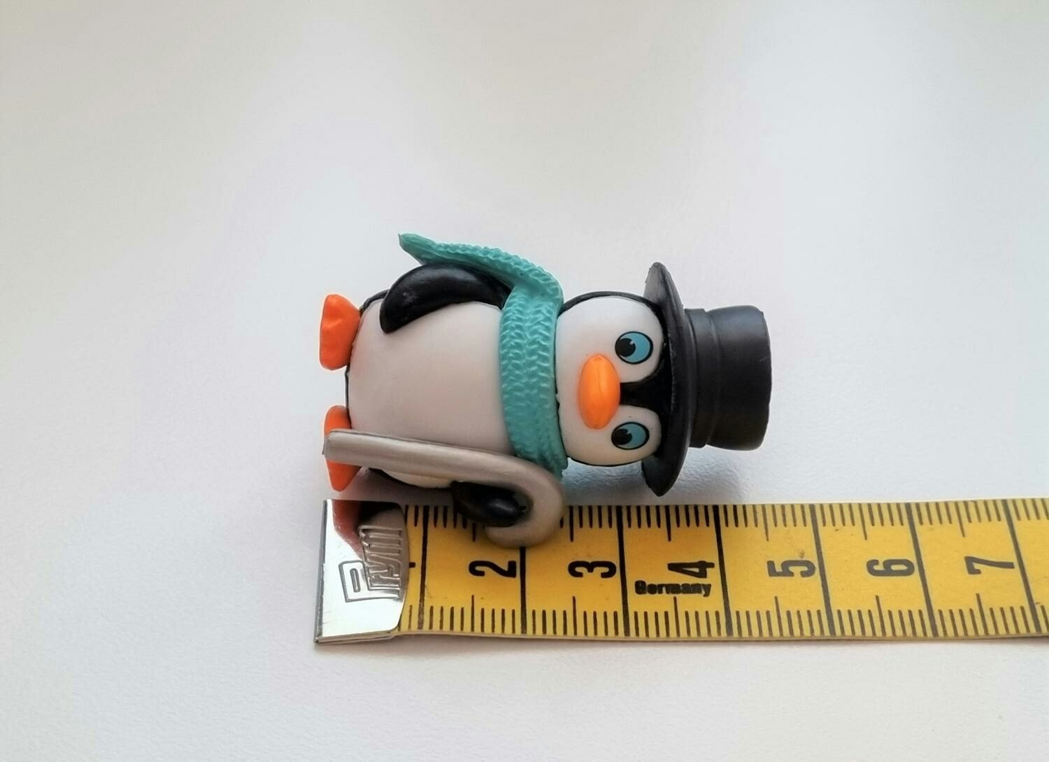 Pingvin med käpp och svart hatt. Miniatyr / figur för dekoration