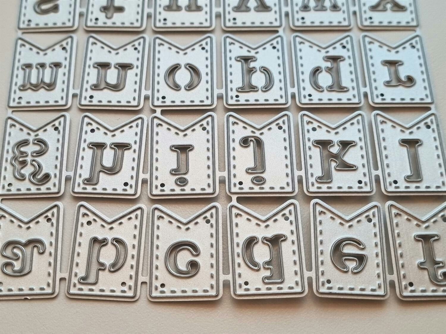 Scrapbooking, dies, cutting dies (engelska alfabetet)